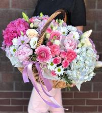 Композиция солнечный день в Губкине Цветочная композиция из Розы, Хризантемы, Пионы и Лизиантусы в корзине в Губкине