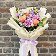 Букет цветов из:  Лизиантусы и Розы в Губкине