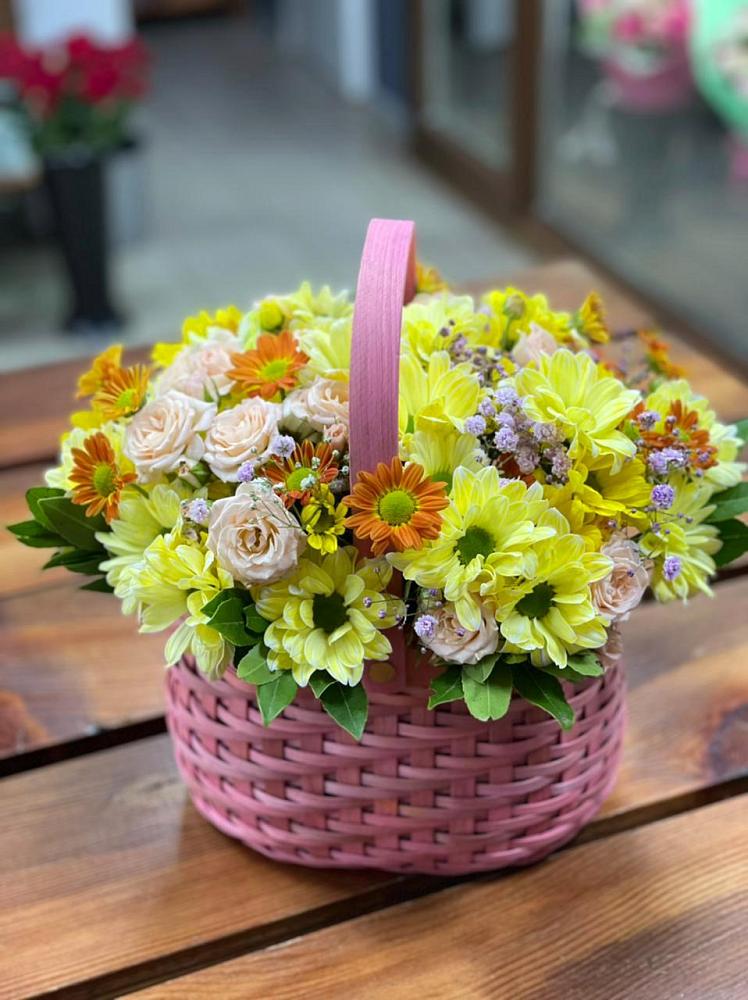 Цветочная композиция из Хризантемы и Розы в корзине в Губкине