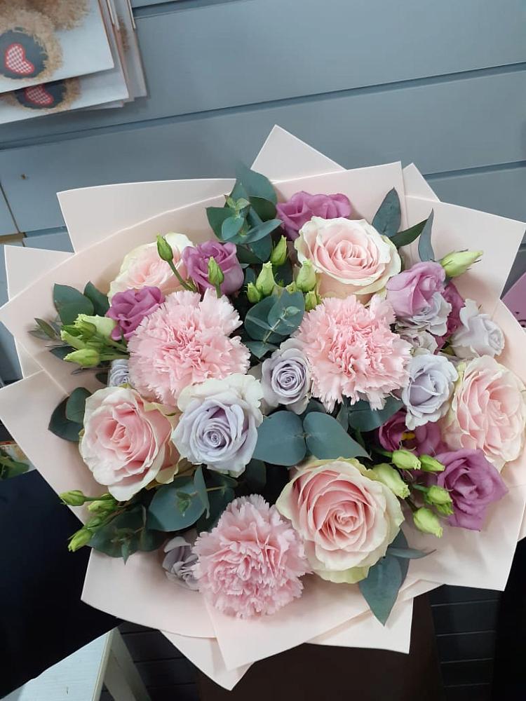 Букет цветов из: Розы, Гвоздики и Лизиантусы в Губкине