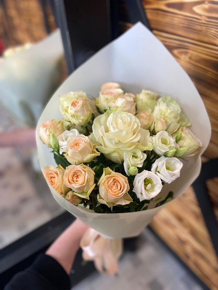 Букет цветов из: Розы и Лизиантусы в Губкине